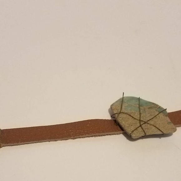Stone and wire bracelet on leather band - Picture 3 of 8